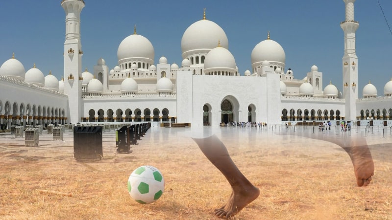 مسجد میں کھیلنا